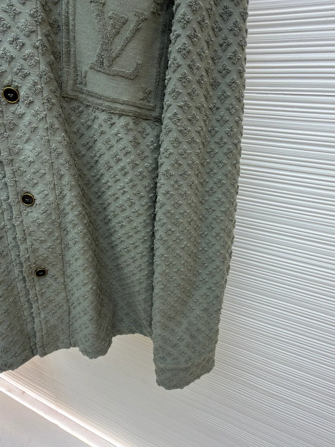 LOUIS VUITTON presbyopic terry shirt ●Original version: Purchased and developed by 14049 ●Item number: 1681930-B90 ●Fabric: jacquard terry fabric ●Technology: washed production ●Color: green ●Version: fitted version ●Weight: about 545 grams ●Size: XS-S-M-L ●Description: The fabric is custom-woven jacquard terry cloth with a weight of 250g. The bottom surface is made of 50s double-ply long-staple cotton yarn. The loops are made of 60s double-ply ring-spun combed cotton yarn. The bulk yarn color is customized and dyed. A 20-needle single-sided terry jacquard machine is used to weave the gray fabric. The finished fabric is then washed and shaped. After the washing process, the ring-spun yarn loops are more fluffy and three-dimensional than those of compact spinning. The positioning pattern is purely cut after finishing work, and the loss is huge. It has specific four-eye hand-stitched buttons and three-label washing. The overall wiring is straight and delicate, the fabric is comfortable and soft, and the color is consistent without color difference. It can be matched with the same style to create a fashionable look and control various occasions. Customized accessories, complete with three standards, same style for men and women!